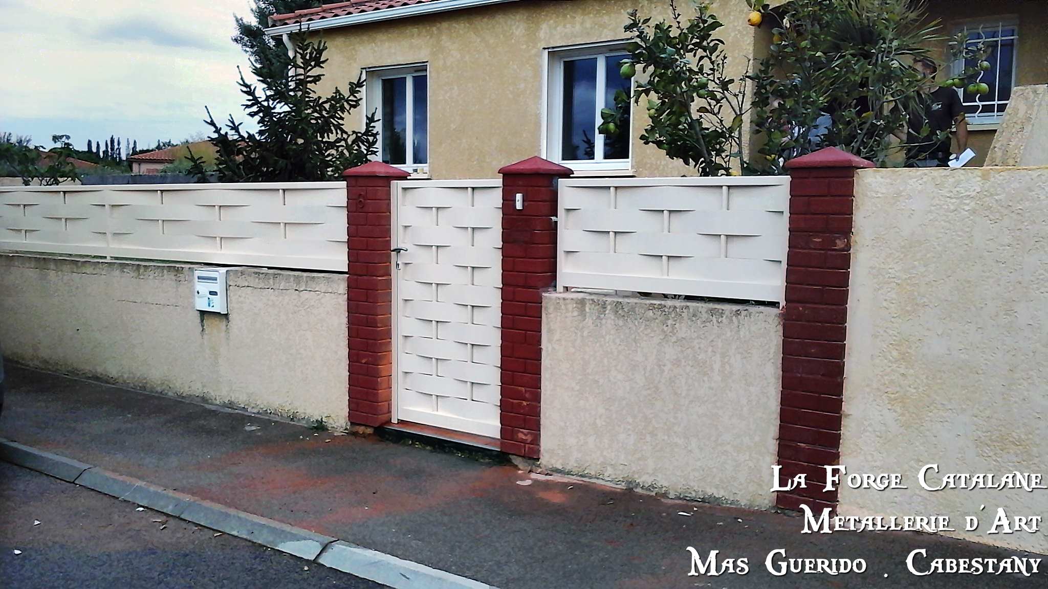 cloture  portillon vannerie avec tubes Forge Catalane.jpg